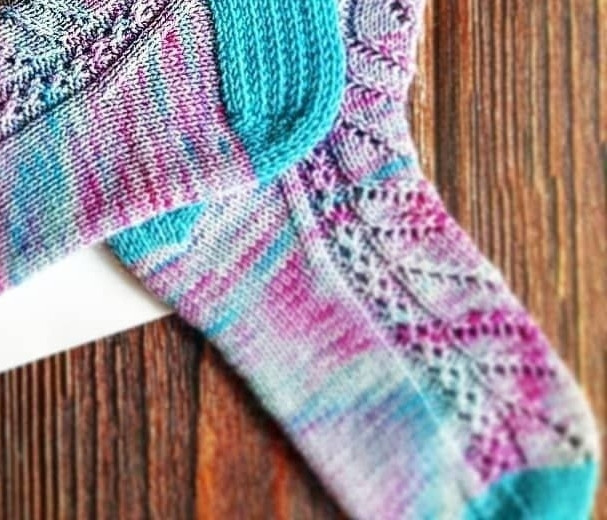 Яркие носки спицами