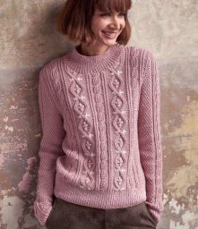 Пуловер жемчужным узором с рельефными «Косами» и вышивкой