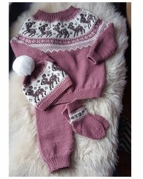 Вяжем детям: комплект с оленями