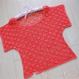 Яркий топ крючком