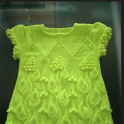 Яркое детское платье с объемными узорами