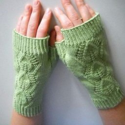 Митенки с красивым узором, вяжем спицами