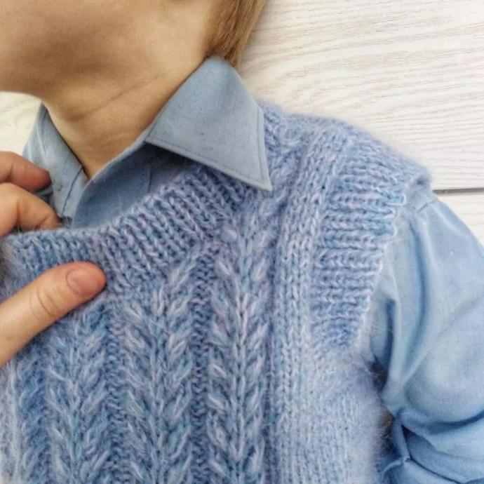 Голубой жилет для мальчика