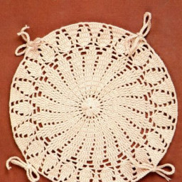 Вязаный чехол на табурет