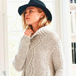 Пуловер оверсайз с арановым узором и «косами»