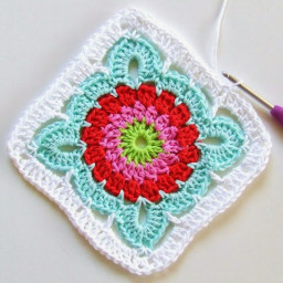 ​Интересная вариация бабушкиного квадрата