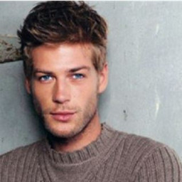 Стильный мужской свитер спицами