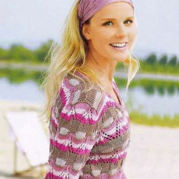 Приталенный пуловер с расклешенными рукавами