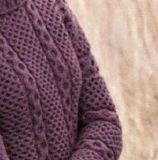 Свитер цвета баклажана, связанный одним полотном Свитер цвета баклажана, связанный одним полотном