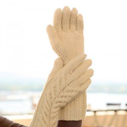 Изящные перчатки, связанные спицами