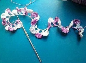 Вязаный цветок (аппликация или мотив для одежды)