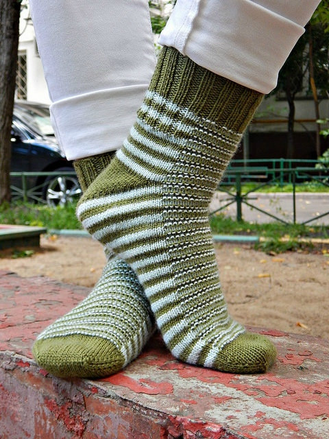 "Гусеница&rdquo; &ndash; полосатые носки от мыска с клином подъема стопы