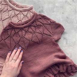 Отделка низа детского платья, связанного спицами