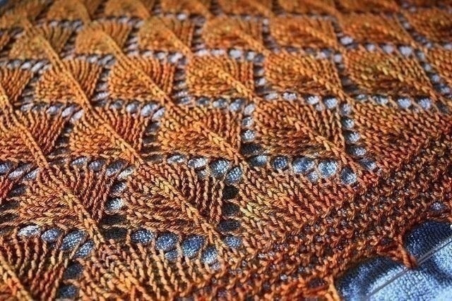 Шаль с узором из листьев