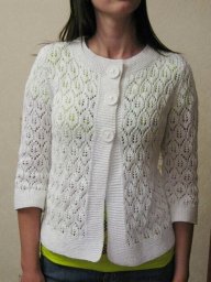 Белый жакет с рукавами 3/4 связан ажурным узором