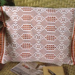 Интересная вязаная наволочка