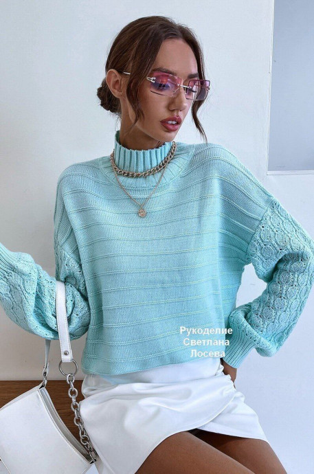 Джемпер небесного цвета с красивыми узорами на рукавах