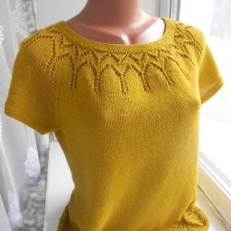 Яркий топ спицами