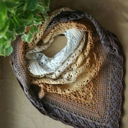 Красивая шаль из пряжи с градиентом