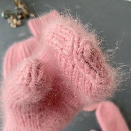 Вяжем тёплые варежки спицами