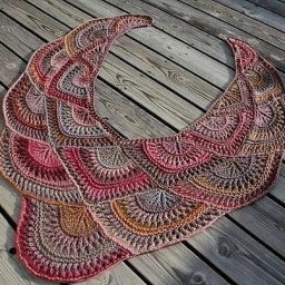 Красивая веерообразная шаль