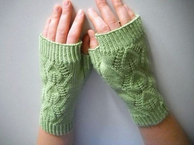 Салатовые митенки из верблюжьей шерсти &mdash; яркий акцент в холодное время