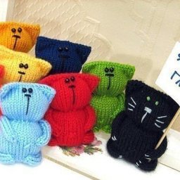 Разноцветные котики спицами