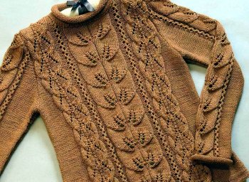Пуловер с ажурным узором и узором листики спицами
