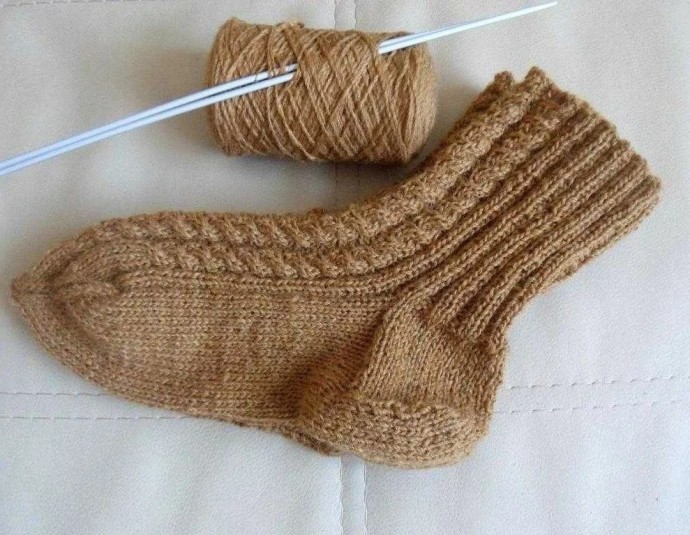 Вяжем носки с красивыми косичками