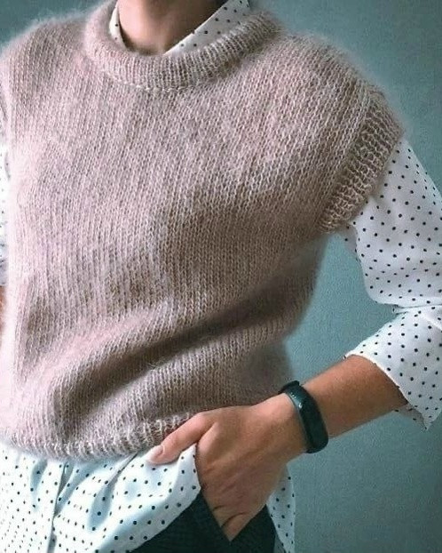 Пудровый жилет, связанный спицами — вещь, делающая образ мягким, женственным и современным