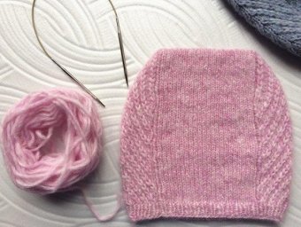 Простая шапка спицами