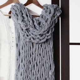 ​Вяжем без спиц и крючка толстый шарф