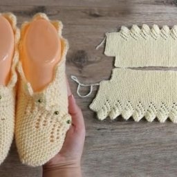 Интересный вариант тапочек-носочков спицами