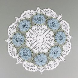 Круглая салфетка с объёмными цветами