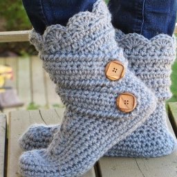 Сапожки с украшением в виде пуговок