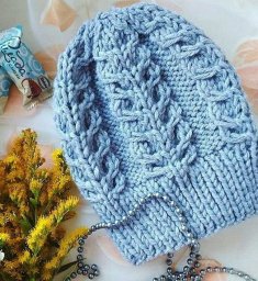 Демисезонная шапочка, связанная спицами: стиль и комфорт в переходный сезон