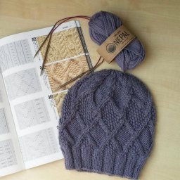 Красивая осенняя шапочка спицами