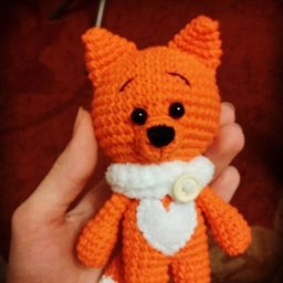 Вяжем милую лисичку