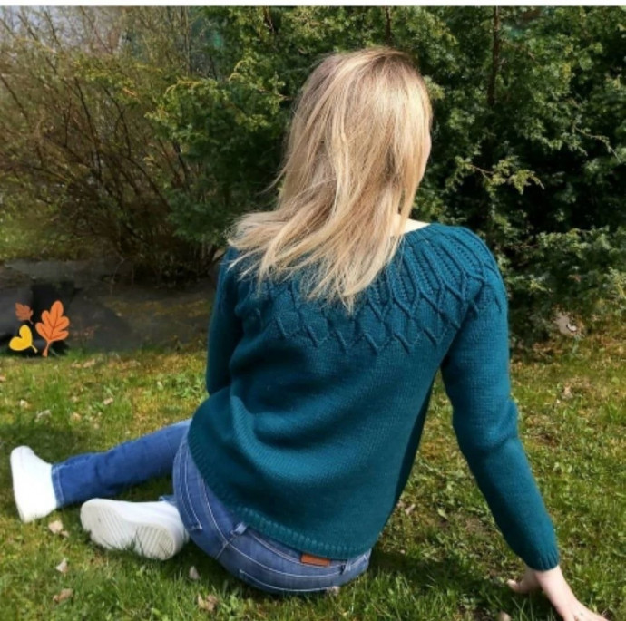 Синий джемпер спицами