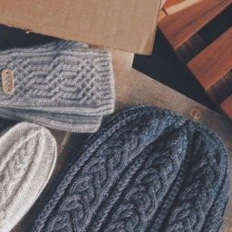 Милая шапочка для любителей вязать спицами