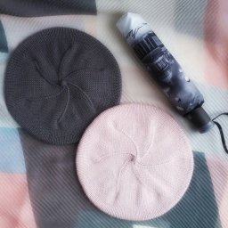 Изящный берет спицами