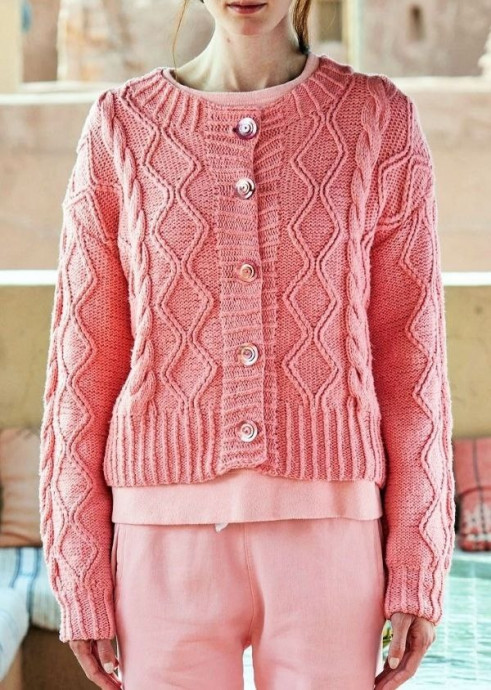 Розовый кардиган с ромбами и косами и поперечной планкой. Розовый кардиган с ромбами и косами и поперечной планкой.