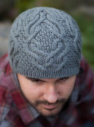 Вязаная спицами стильная шапка с косами унисекс