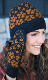 Шапка и варежки связаны в осенних тонах, но с напоминанием о лете.