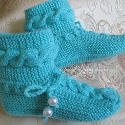 Вяжем спицами очаровательные сапожки для дома