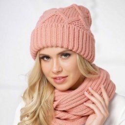 Шапка бини с аранами для любителей вязать спицами