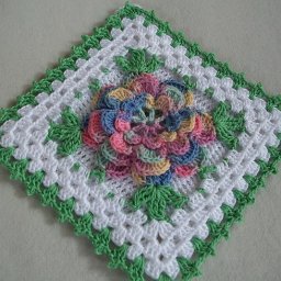 Красивый квадратный мотив с розой в центре