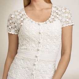 Милая белая кофточка из мотивов, связанных крючком