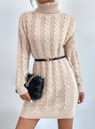 Платье с высоким воротником спицами