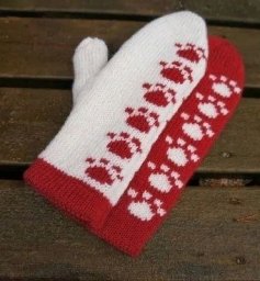 Варежки спицами с двухсторонним узором «кошачьи следы»